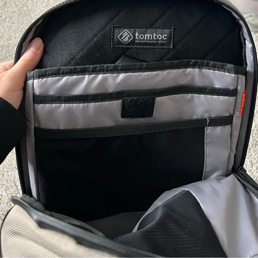 ⚪️TOMTOC: Men’s beige & gray NWOT crossbody travel sling bag w/compartments⚪️